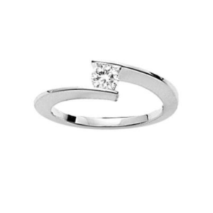 Anillo en plata de ley con circonita blanca.